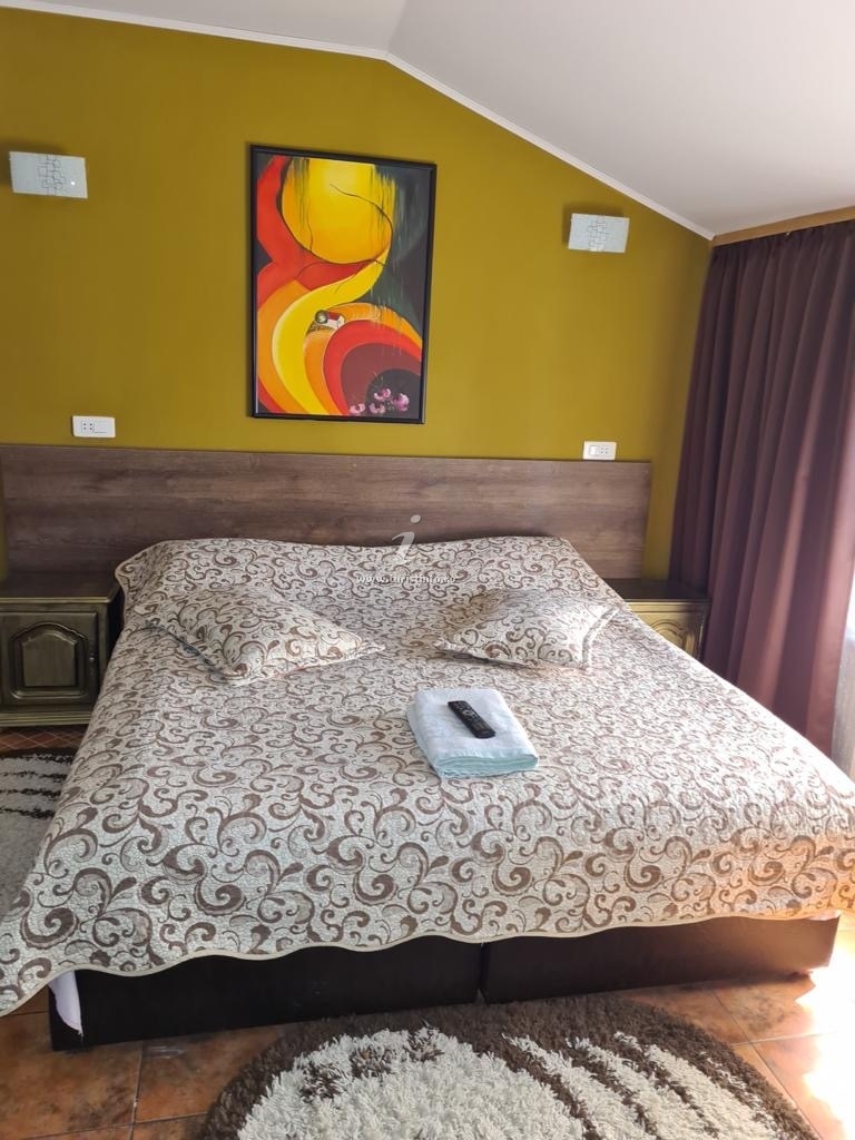 Cameră triplă cu perete galben