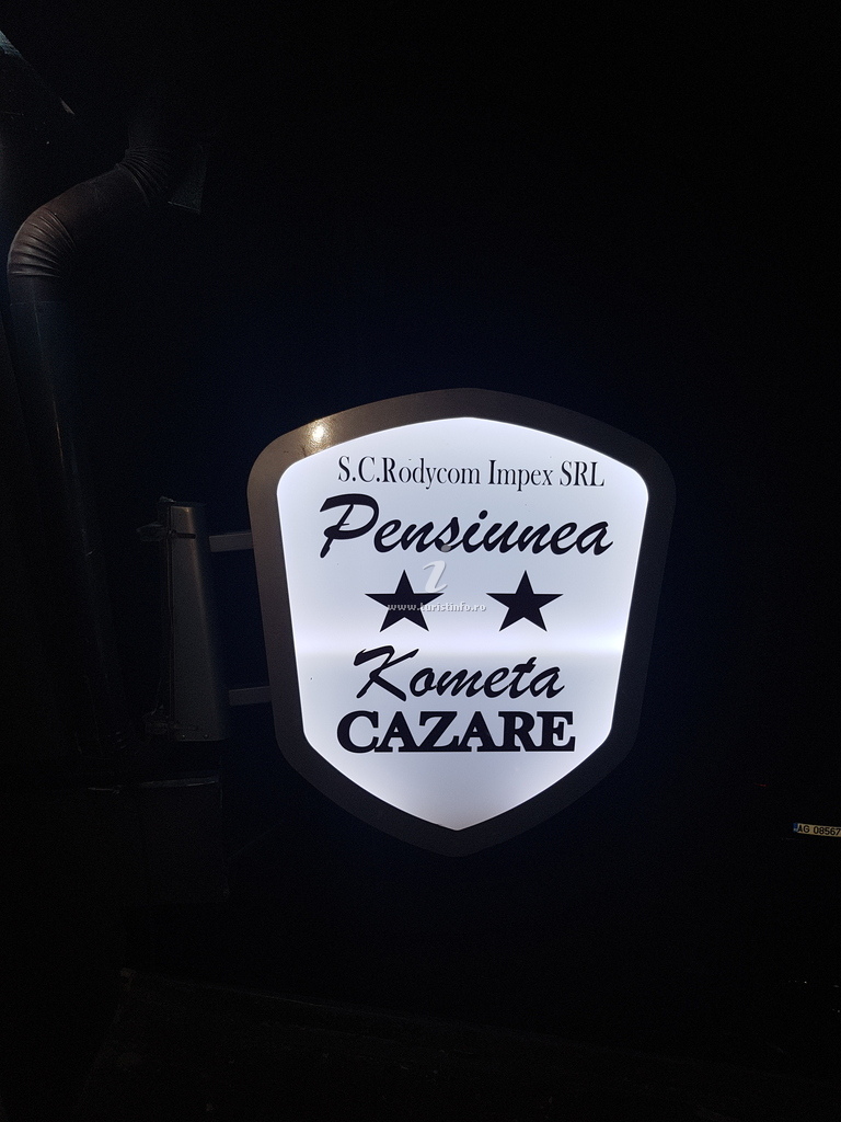 Firma luminoasă Pensiunea Kometa, două stele