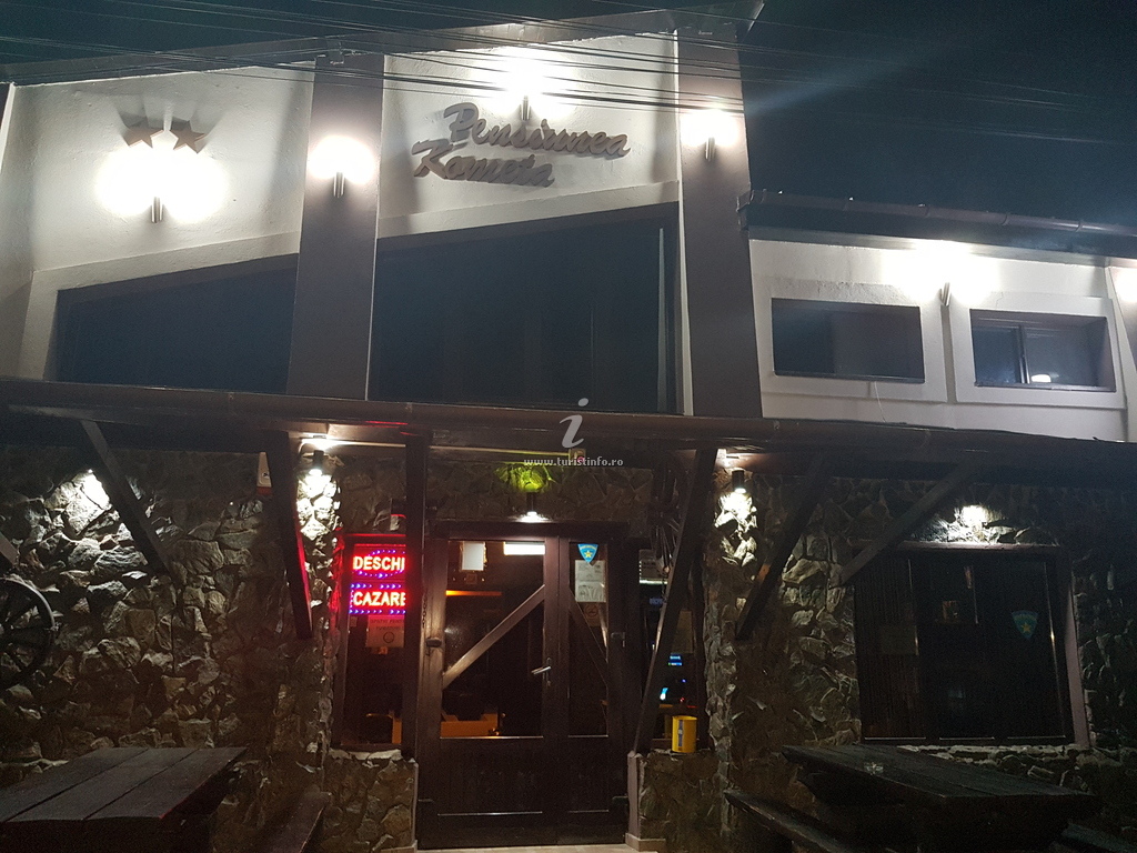 Fațada luminată, noaptea