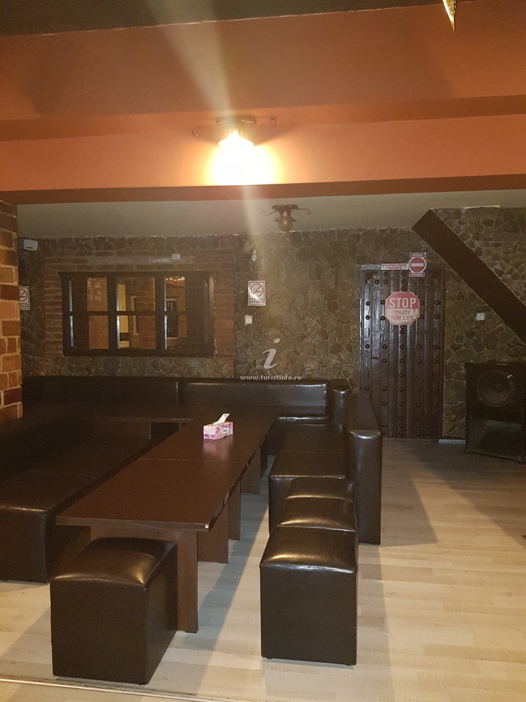 Sala de club cu bar și separeu