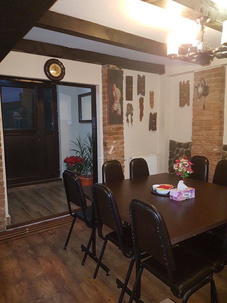 Sala de mese, vedere spre intrare