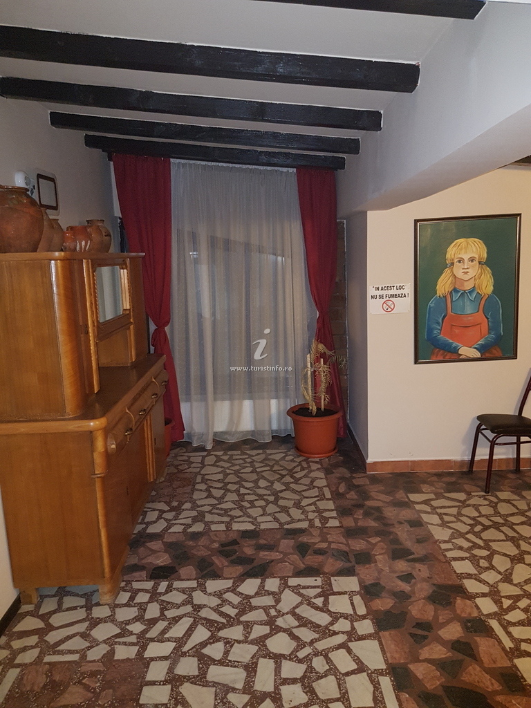 Hol cu mobilier din lemn