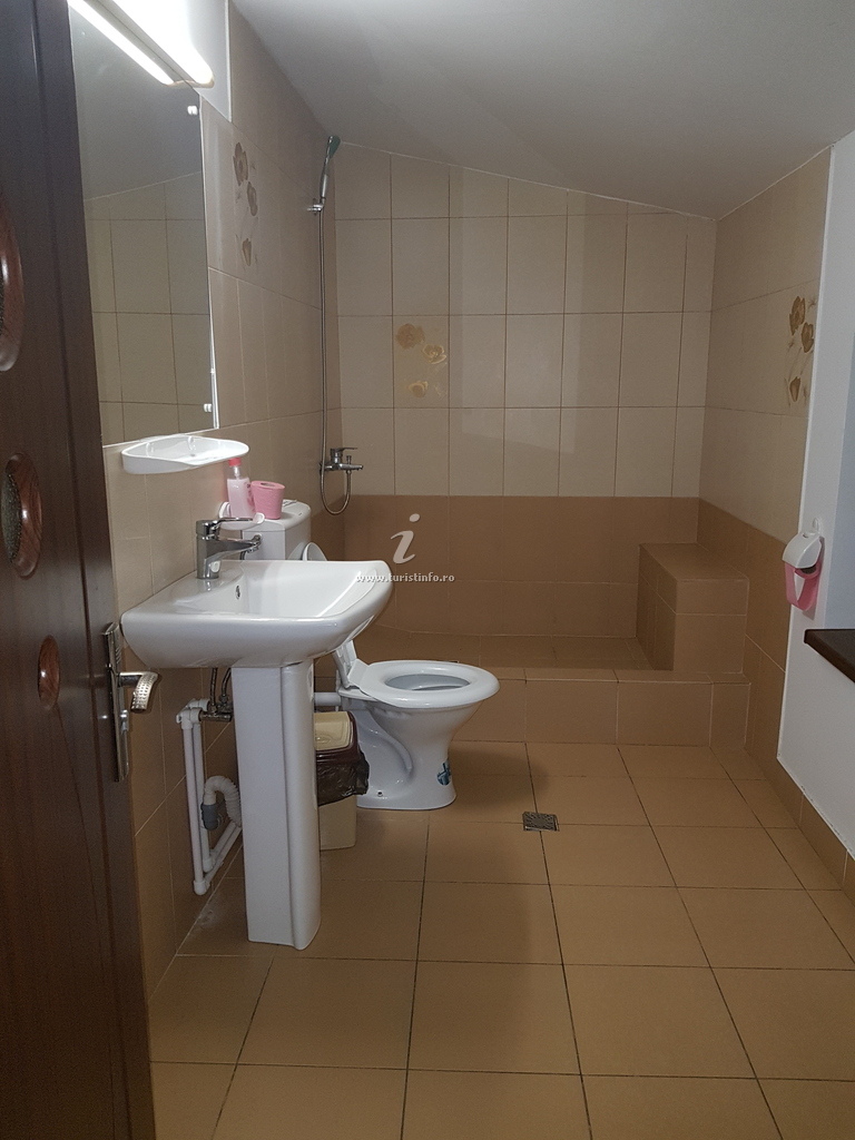 Baie cu faianță bej