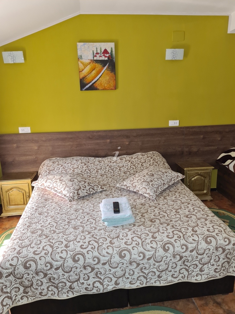Cameră cu perete galben